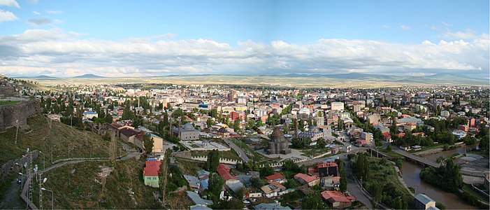Kars şehrinin Kars Kalesi'nden görünümü. Fotoğrafın ortasında Kümbet Camii adıyla camiye çevirilen Ermeni Apostolik Kilisesi'nin Havariler Kilisesi ve Evliya Camii, sağında Kars Çayı görülmektedir (Kars, Türkiye, 9 Ağustos 2009). (Üreten: Uspn)
