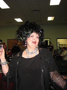 Kathy L. Patrick oblečená jako teta Mame na víkendu přítelkyň Pulpwood Queens 2011