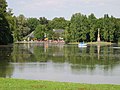 Kleinhesseloher See mit Denkmal und Biergarten.jpg