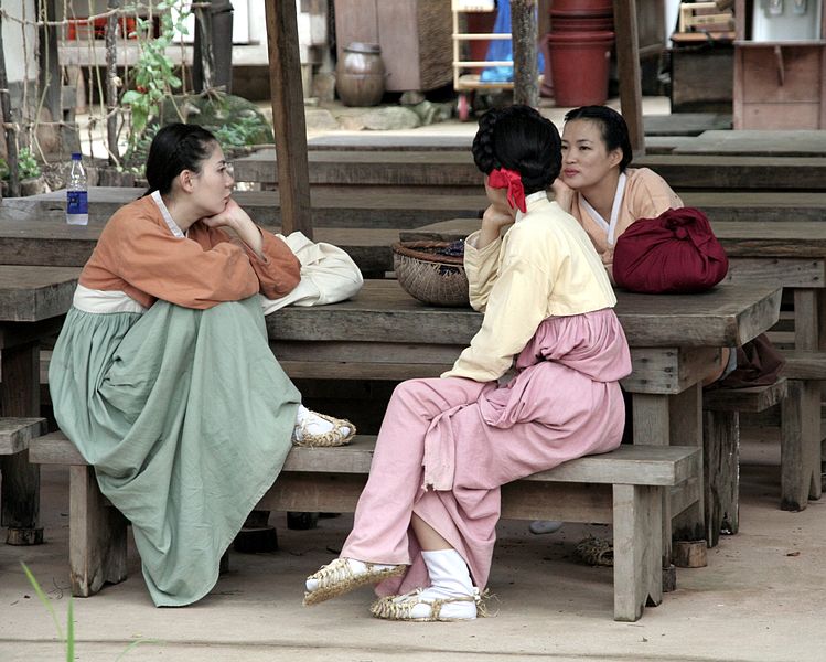 File:Korean Folk Village-Women in hanbok-03.jpg