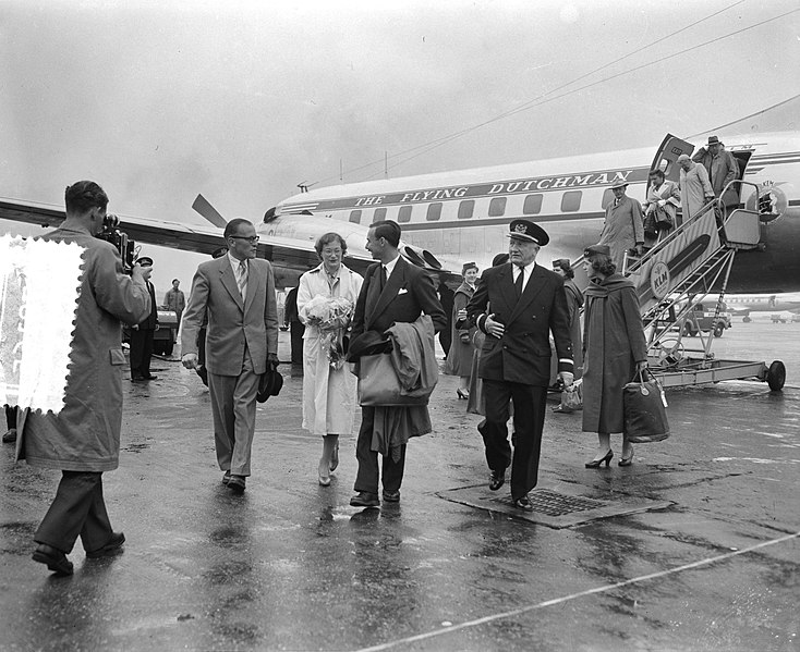 File:Kroonprins Jean en Prinses Josephine Charlotte van Luxemburg op doorreis op Schi, Bestanddeelnr 907-8165.jpg