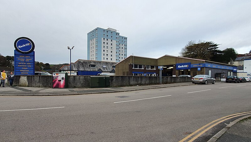 File:Kwik Fit and Park House Flats from West Hill, St Austell, Cornwall - November 2022.jpg