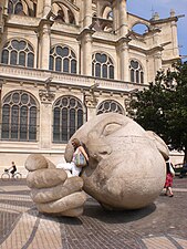 Skulpturen Écoute framför Saint-Eustache.