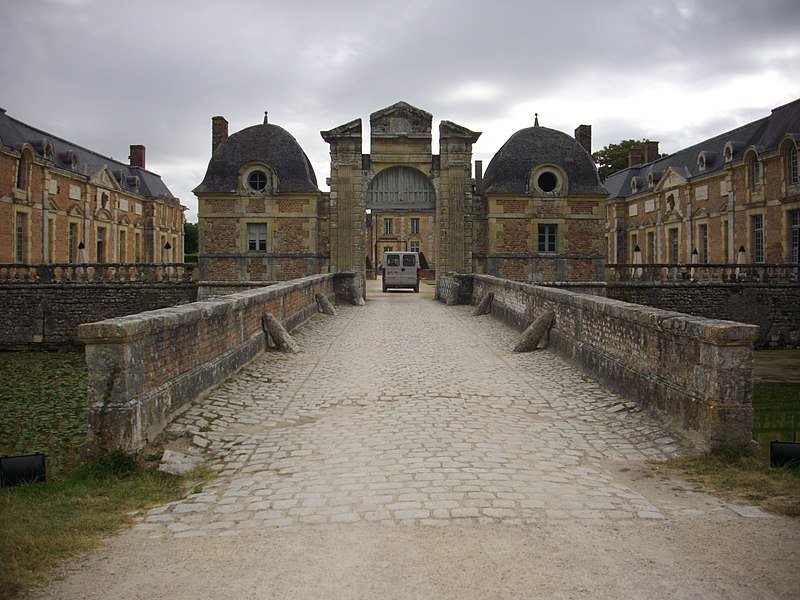 File:La Ferté-Saint-Aubin - château, extérieurs 03.jpg