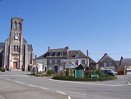 Der Kirchenplatz in La Chapelle-au-Riboul