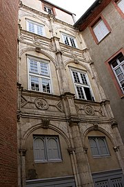 Façade Renaissance dans la cour.