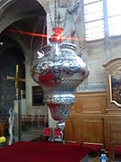 Lampe de sanctuaire au-dessus de l'autel.