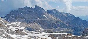 Hauptkamm des Latemar von Südwesten. In der Bildmitte der Diamantiditurm