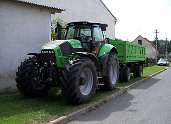 Libčice nad Vltavou-chýnov, traktor Deutz-Fahr.jpg