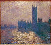 Sotto una luce crepuscolare, la sagoma scura del Parlamento di Londra, appena distinta dal suo riflesso nell'acqua.