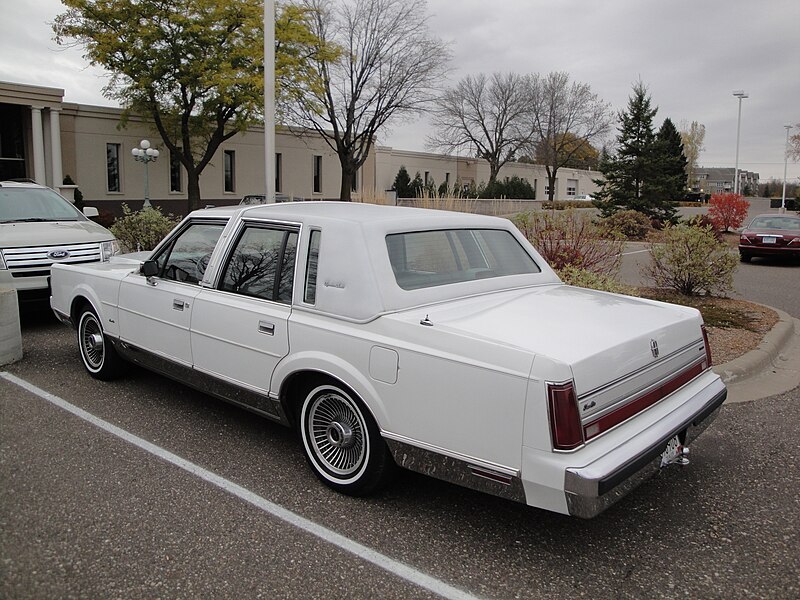 File:Lincoln Car Club meeting, October 2011 (6296619807).jpg