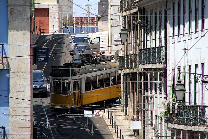 File:Lissabon-Strassenbahn-36-Linie 28-Rua Vitor Cordon-2011-gje.jpg
