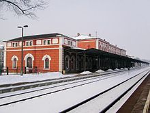 Blick vom Mittelbahnsteig auf die verschneiten Bahnsteiggleise 1 und 2 (von links) und den Hausbahnsteig des Bahnhofes