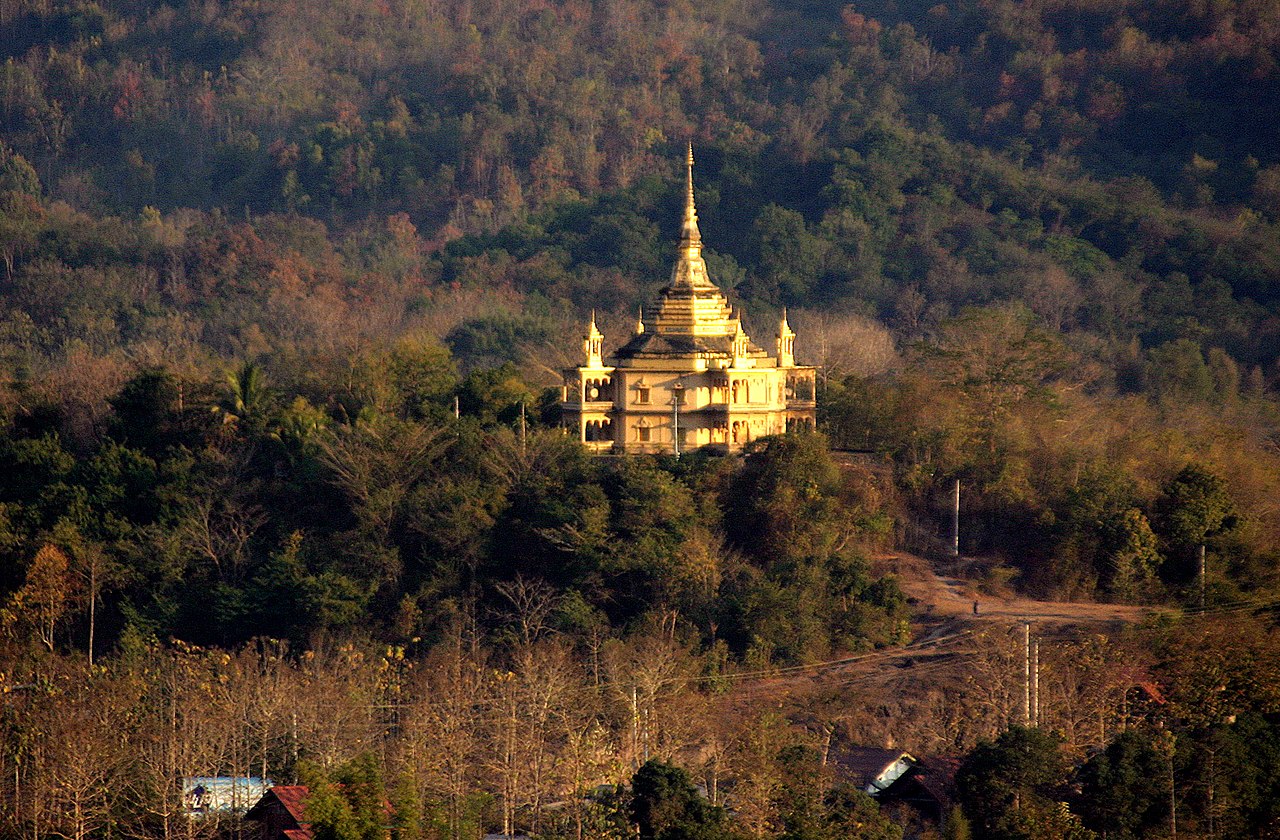 File:Luang Prabang-Phou Si-10-Santi Chedi-gje.jpg - Wikimedia Commons