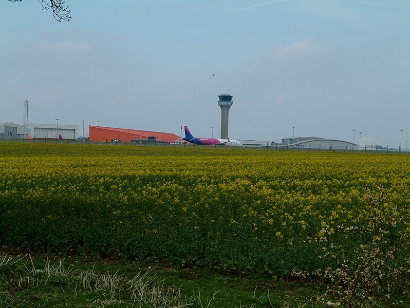 File:Luton Airport - Southern Boundary.jpg