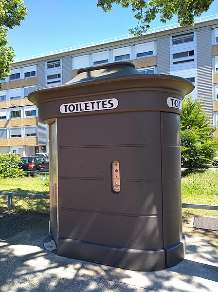 File:Lyon 8e - Place André Latarjet - Toilettes publiques (mai 2019).jpg