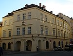 Měšťanský_dům_U_Tří_zlatých_lvů_(Staré_Město),_Praha_1,_Uhelný_trh_1,_Staré_Město.JPG