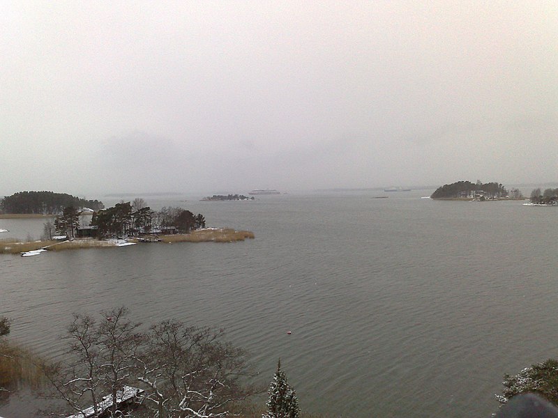 File:MS Viking Grace ja MS Finnarrow Airistolla, Oriniemi, Hirvensalo, Turku, 1.12.2012..jpg