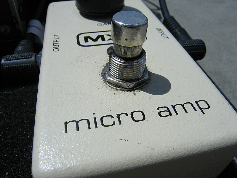 File:MXR M-133 Micro Amp (angled).jpg