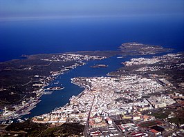 Flygfoto över Mahón och dess hamn.