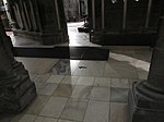 Magnus den Godes grav befinder sig under gulvet i oktogonen i Nidarosdomen i Oslo, men er til daglig ikke markeret på nogen særlig måde.jpg
