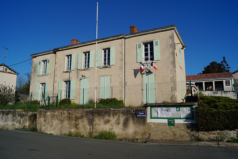 File:Mairie de Faymoreau (vue 2, Éduarel, 24 avril 2016).JPG