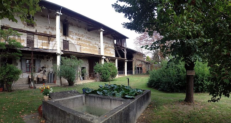 File:Maison Delorme et son lavoir - JEP2013 - vue depuis le jardin.JPG