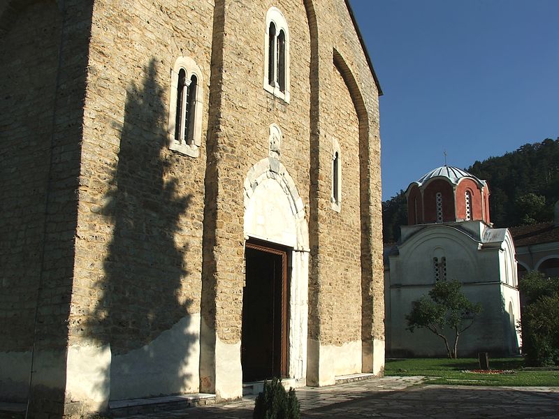 File:Manastir Studenica - Kraljeva Crkva i ulaz u Bogorodicinu Crkvu.jpg