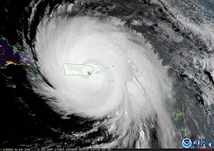 Hurrikaani Maria Puerto Ricon yllä (satelliittikuvaan lisätty saarten rantaviivat)