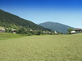 Pogled na vas Mače (Matzelsdorf) proti vzhodu z goro Mirnock