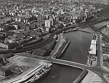 ca. 1936-39: A view of Melbourne's city centre along the Yarra from above Spencer Street bridge towards the Queen Street bridge. Melbourne, late 1930s.jpg