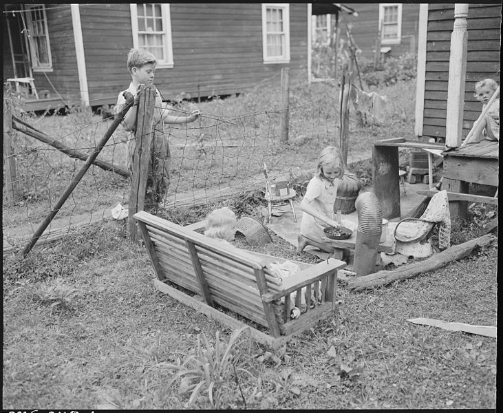 File:Miners children playing in their front yard. Raven Red Ash Coal Company, No. 2 Mine, Raven, Tazewell County, Virginia. - NARA - 541113.jpg