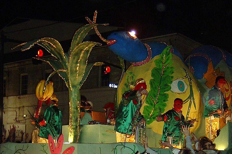 File:Mobile MardiGras2007 OOM parade caterpillar float deck.jpg