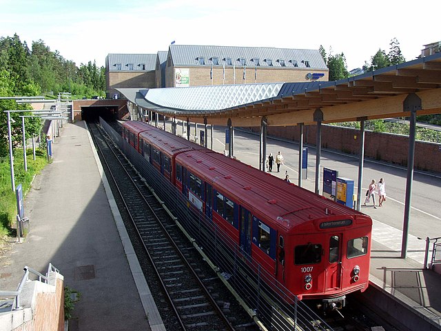 A T1000 train at Mortensrud station in 2005