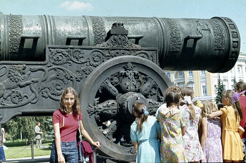 File:Moskau-56-Kreml-Kanone des Fjodor Iwanowitsch-1975-gje.jpg