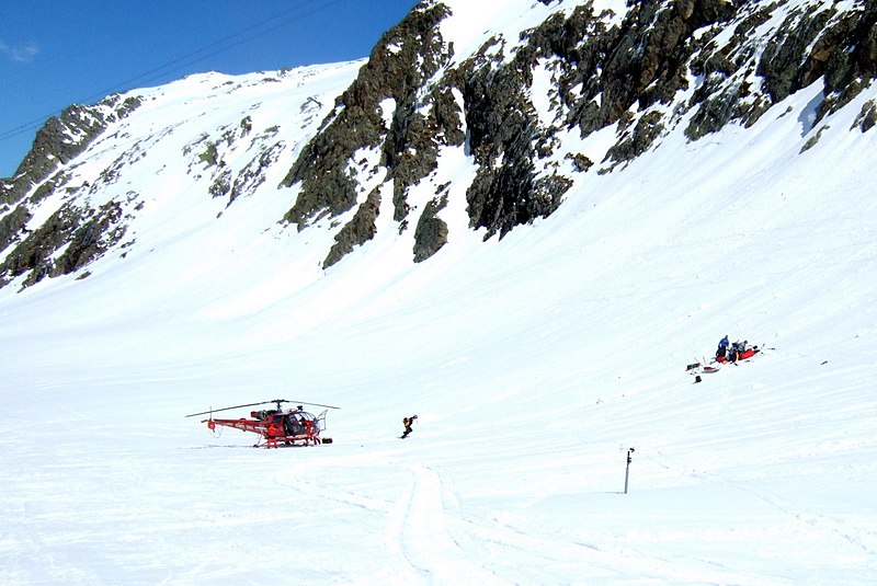 File:Mountain rescue Alpe d'Huez.jpg