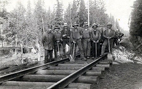 File:Navvies at Nybro-Sävsjöström railway Sweden.jpg