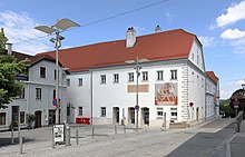 Das Bezirksgericht mit dem Museum und der „Schielezelle“