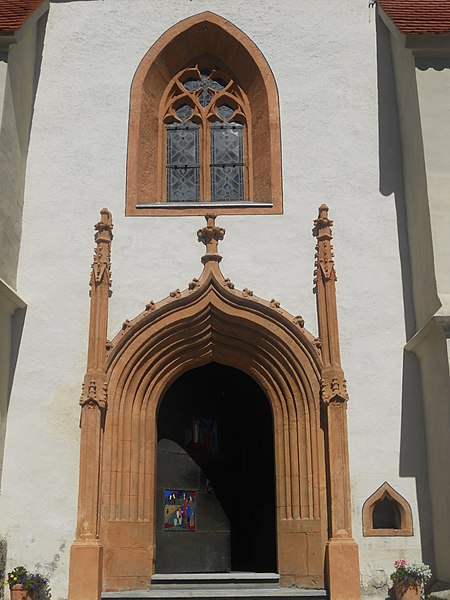 File:NeumarktStmk Kirchenportal.JPG