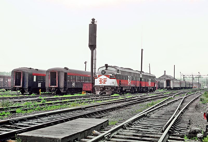 File:New Haven FL9s and coach yard at Danbury, CT on July 28, 1968 (25590957554).jpg