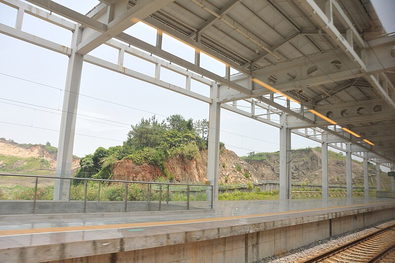 File:Ningde Railway Station platform, 2014-06 05.jpg