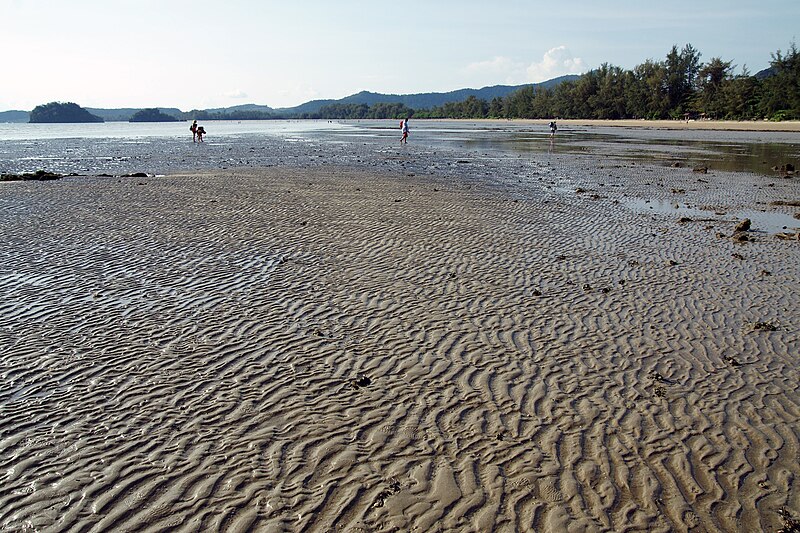 File:Nopparat Thara beach at low tide 1.jpg