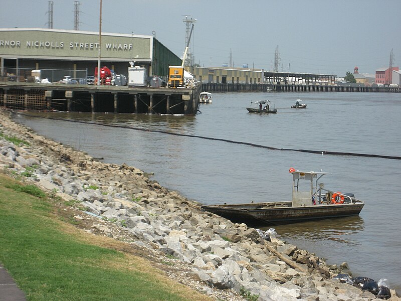 File:OilSpillCleanupGovNichollsWharf28July2008.jpg