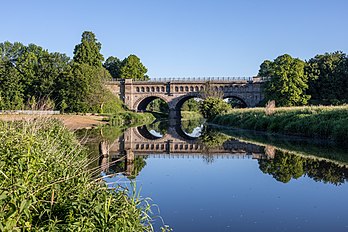 Ponte de três arcos (“Dreibogenbrücke”) ou Ponte do canal sobre o rio Stever em Olfen, Renânia do Norte-Vestfália, Alemanha, é uma seção abandonada do Canal Dortmund-Ems. A ponte é uma das três estruturas de pontes históricas na antiga rota do Canal Dortmund-Ems. Mais ao sul, o canal cruza a Oststraße em Olfen com a ponte Schiefe e o rio Lippe com outra ponte de canal. A ponte foi projetada no estilo do historicismo sob a direção do diretor de construção real da Prússia, Karl Hinckeldeyn, e concluída em 1894. É muito semelhante às outras duas pontes, pois as faces de todas as três estruturas são feitas de arenito do Ruhr. (definição 6 720 × 4 480)