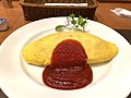 Omurice (arroz omelette japonés) con arroz frito en su interior.