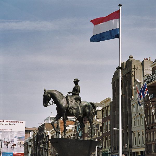 File:Overzicht van ruiterstandbeeld van koningin Wilhelmina - Amsterdam - 20362369 - RCE.jpg