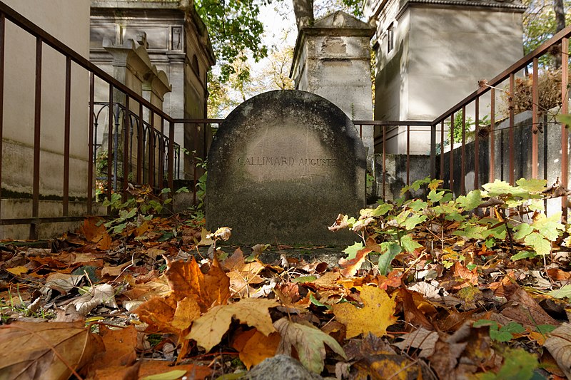 File:Père-Lachaise - Division 11 - Gallimard 02.jpg