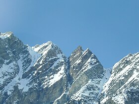 À gauche, la pointe Blanche ; au centre, la pointe Carrel et, à droite, la pointe Maquignaz.