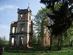 Руины дворянской усадьбы Шлиппе в деревне Наумово в Сухиничском районе.