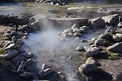 Каменный бассейн Pagosa Hot Springs на берегу реки Сан-Хуан
